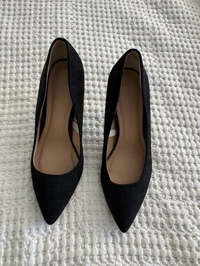 Banana Republic Black Pointed Toe Women's Pumps size 6.5